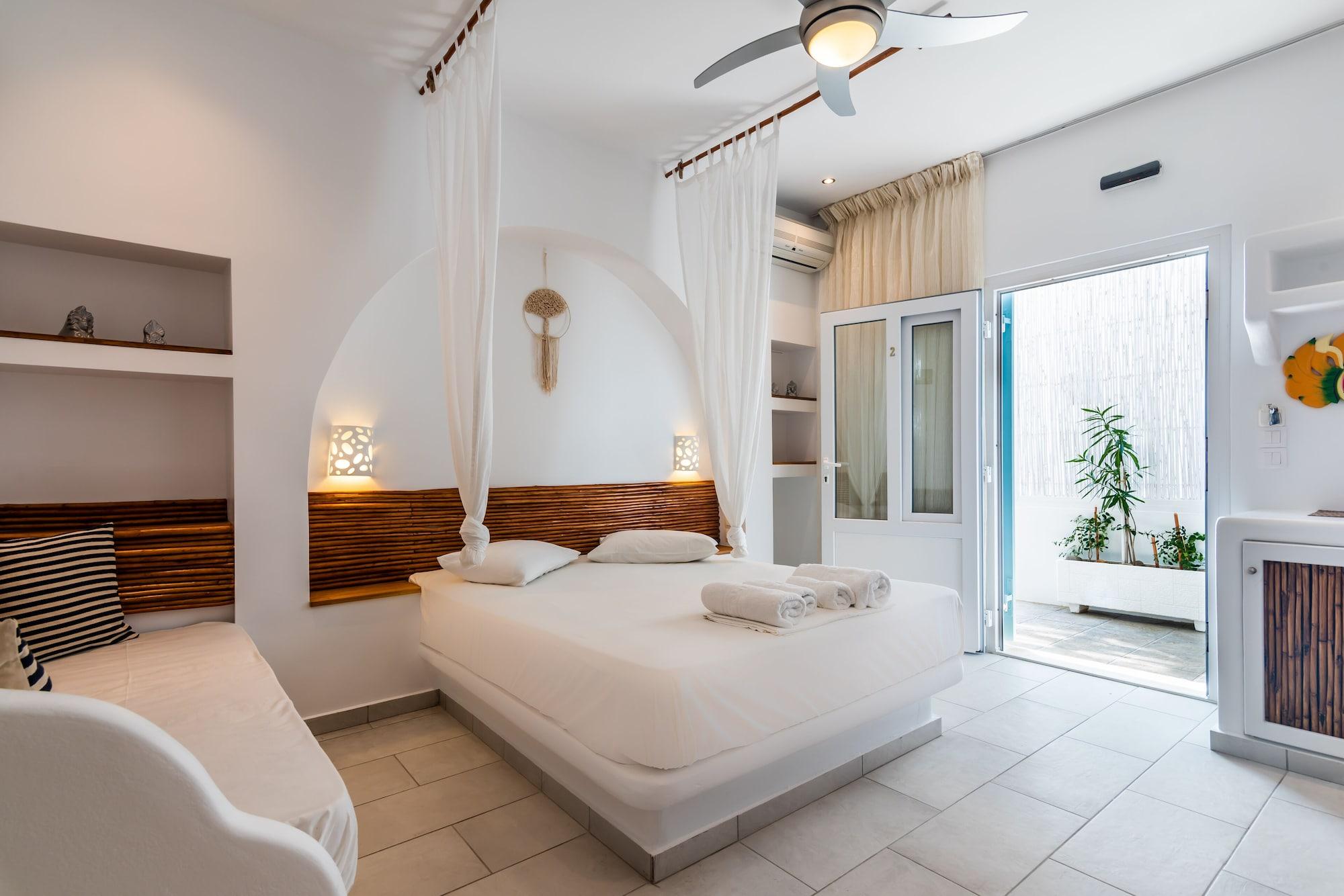 Niki Savvas Studio & Suites Полония Екстериор снимка