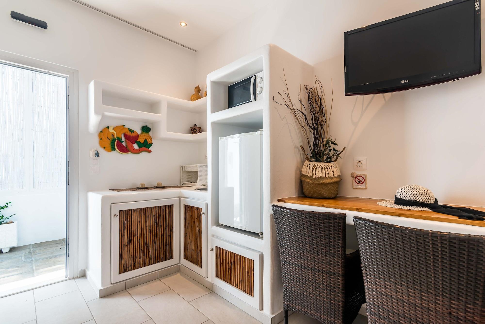 Niki Savvas Studio & Suites Полония Екстериор снимка