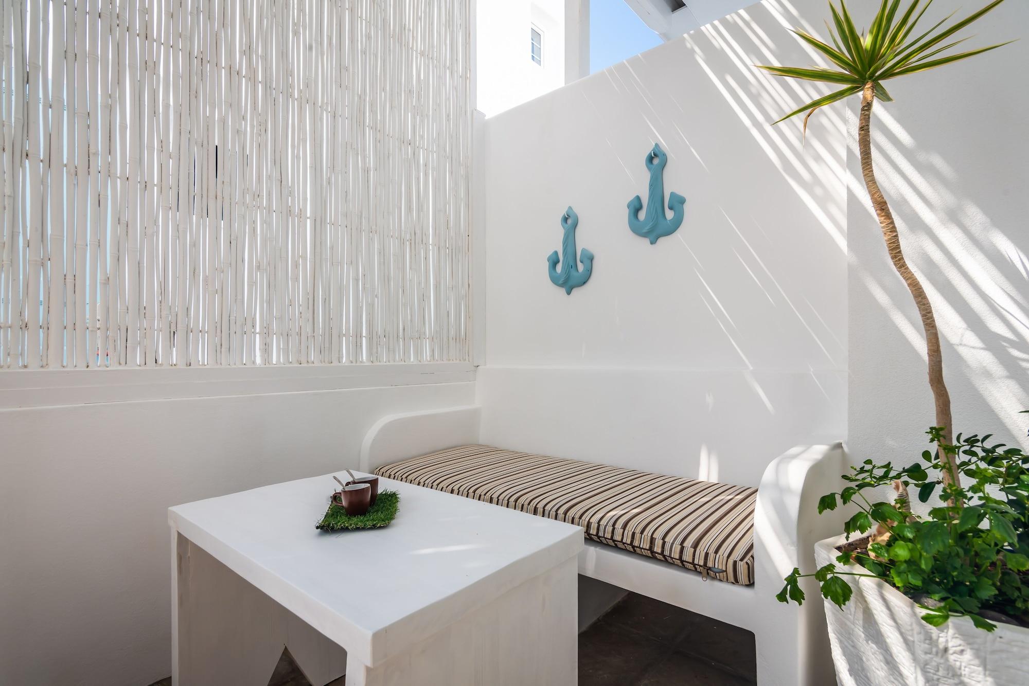 Niki Savvas Studio & Suites Полония Екстериор снимка