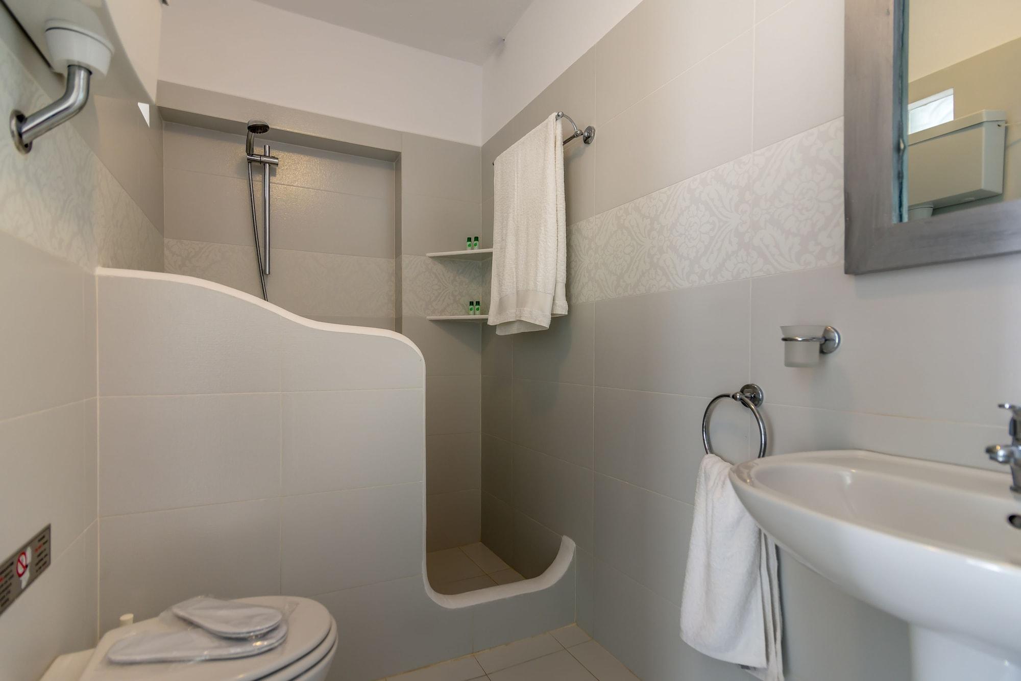 Niki Savvas Studio & Suites Полония Екстериор снимка