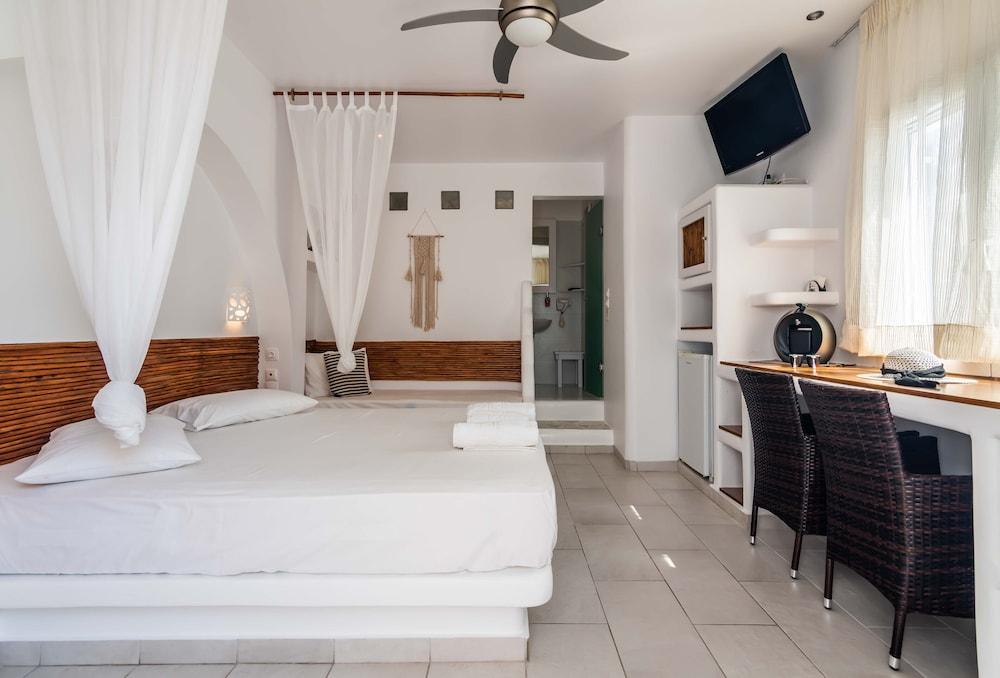 Niki Savvas Studio & Suites Полония Екстериор снимка