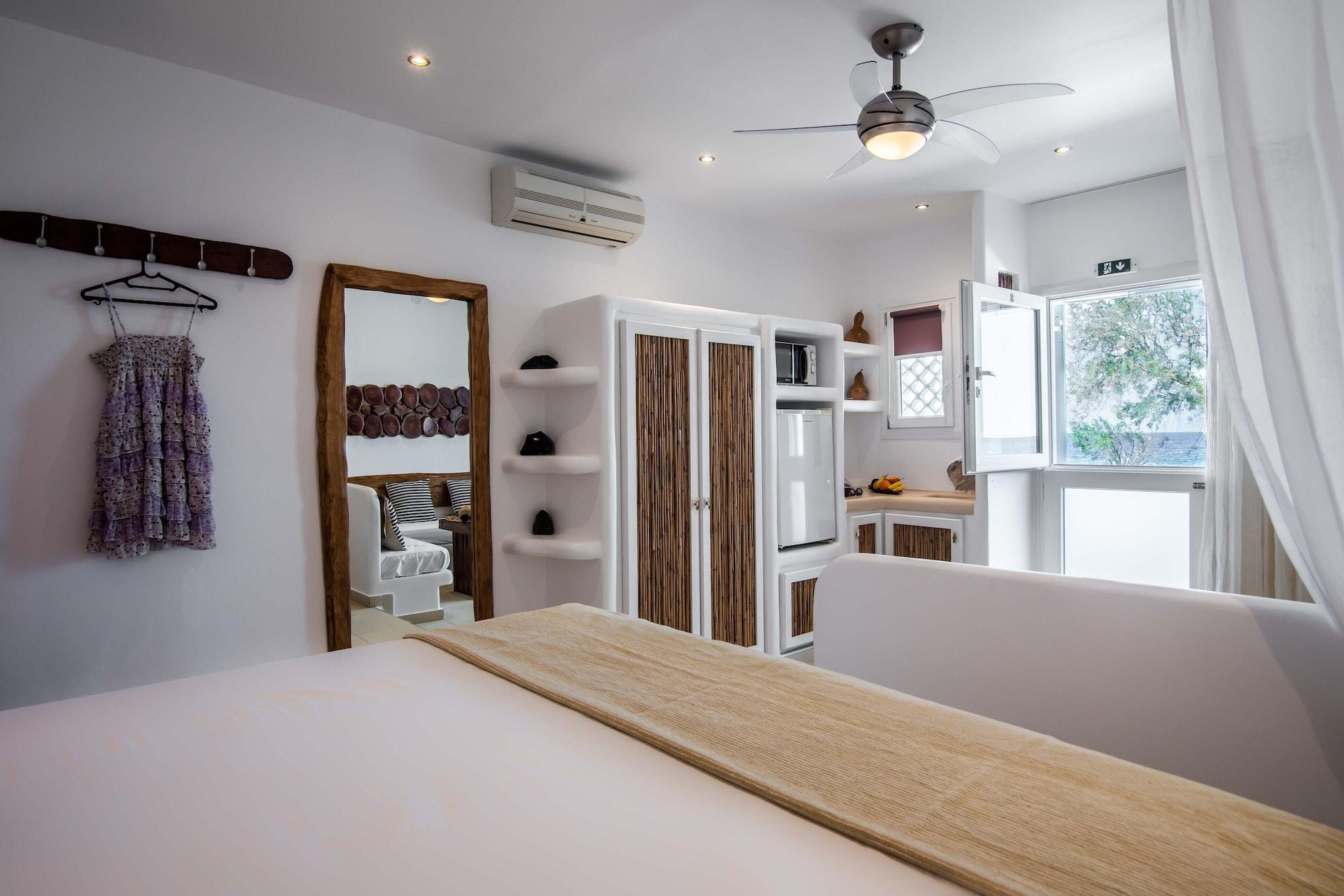 Niki Savvas Studio & Suites Полония Екстериор снимка