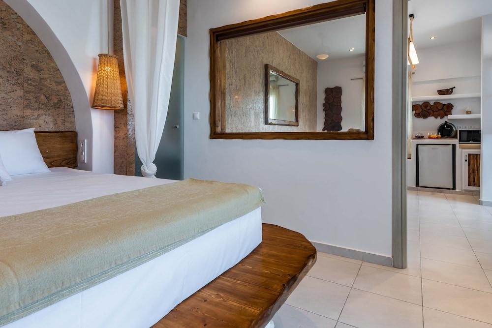 Niki Savvas Studio & Suites Полония Екстериор снимка