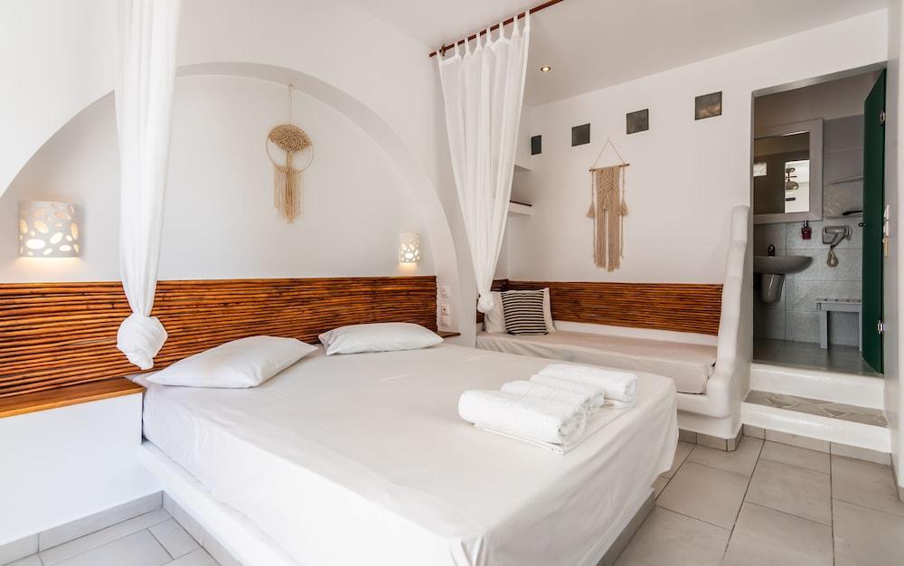 Niki Savvas Studio & Suites Полония Екстериор снимка
