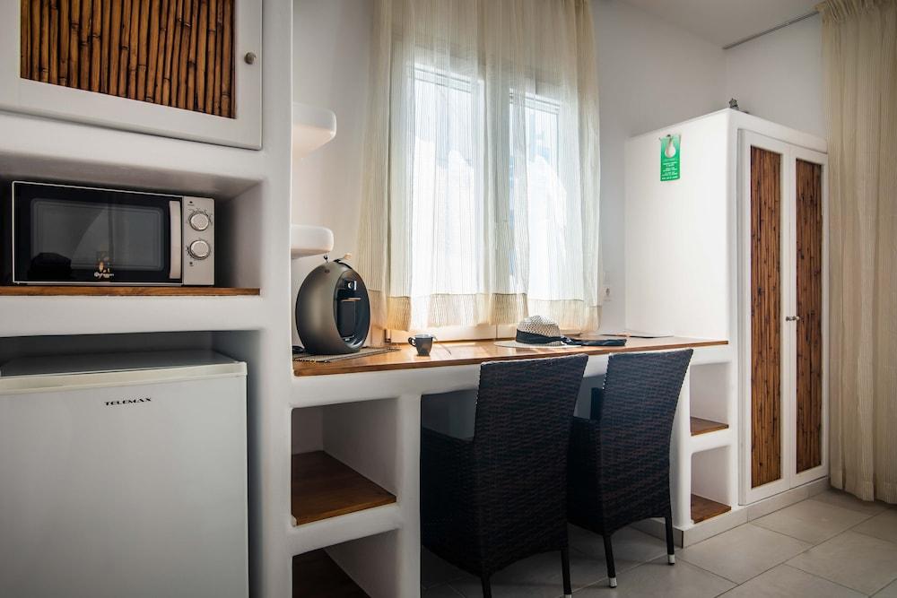 Niki Savvas Studio & Suites Полония Екстериор снимка