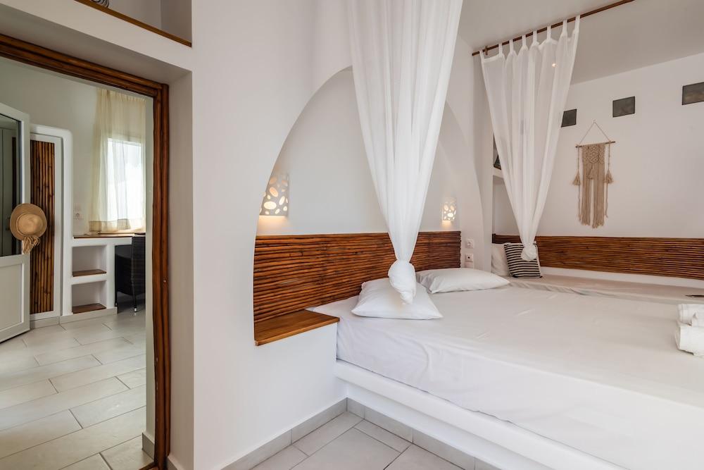 Niki Savvas Studio & Suites Полония Екстериор снимка