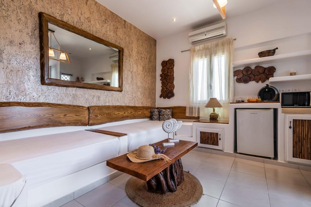 Niki Savvas Studio & Suites Полония Екстериор снимка